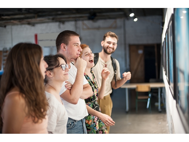 Foto: Muzeja apmeklējums ar draugiem; autors: https://www.shutterstock.com/g/guruXOX Foto: Muzeja apmeklējums ar draugiem; autors: https://www.shutterstock.com/g/guruXOX
