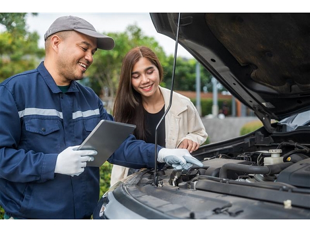 Foto: Auto servisa konsultācijas; autors: https://www.shutterstock.com/g/GBJSTOCK Foto: Auto servisa konsultācijas; autors: https://www.shutterstock.com/g/GBJSTOCK