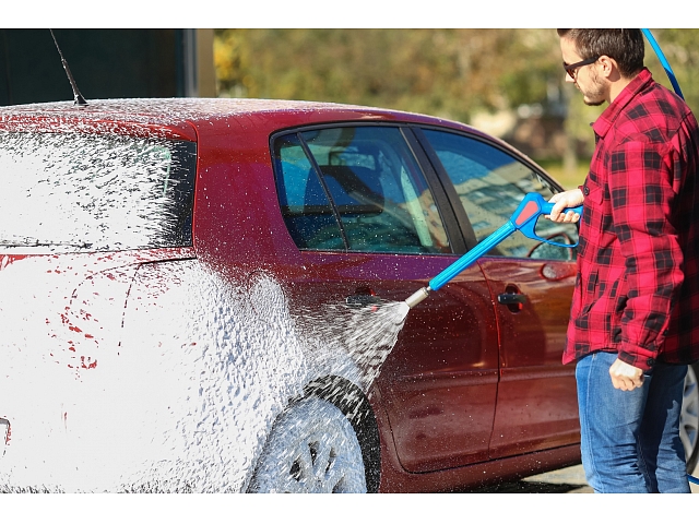 Foto: Auto mazgāšana ar putām; autors: https://www.shutterstock.com/g/Olexander+Kozak Foto: Auto mazgāšana ar putām; autors: https://www.shutterstock.com/g/Olexander+Kozak
