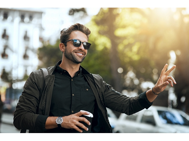 Foto: Noķert taxi; autors: https://www.shutterstock.com/g/PeopleImages-Yuri+A Foto: Noķert taxi; autors: https://www.shutterstock.com/g/PeopleImages-Yuri+A
