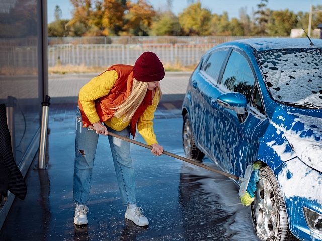 Foto: Auto mazgāšana; autors: https://www.shutterstock.com/g/Malysh_ph