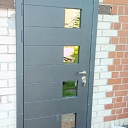 Металлическая дверь со стеклом для дома