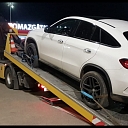 Mercedes-Benz automobiļa evakuācija no stāvvietas.