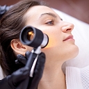 Ādas diagnostika ar dermatoskopu sejas zonā, ļaujot precīzi izvērtēt dzimumzīmes, pigmentācijas izmaiņas un citas ādas struktūras.