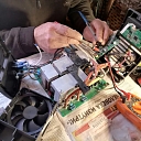 Remontē elektroiekārtas, piemēram, mājsaimniecības tehniku
