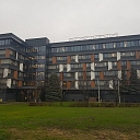 Stiklota ēkas fasāde