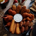 Svinību galdu klāšana