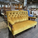Dzeltens dīvāns