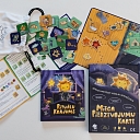 Sam Dreamer spēles komponenti, tostarp grāmata "Rituālu Krājums" un spēles dēlis