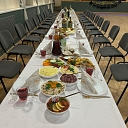 Banketu galdu klāšana