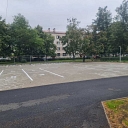 Bruģēts autostāvlaukums ar marķējumu