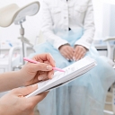 Rūpīga veselības datu izvērtēšana un izmeklējumu plānošana, nodrošinot precīzu diagnostiku un personalizētu pieeju katrai pacientei.