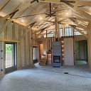 Просторная гостиная с камином – дизайн интерьера деревянного дома