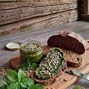 Whole wheat bread with green pesto and seeds – a healthy snack