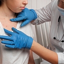 Dermatologa konsultācija, kuras laikā tiek izvērtētas ādas izmaiņas krūškurvja un kakla zonā, pievēršot uzmanību izsitumiem un ādas stāvoklim.