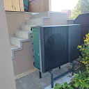 Saules elektrostacijas izbūve uz ēkas jumta pilsētā