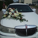 Balti ziedu pušķi auto noformēšanai