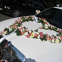 Оформление свадебного автомобиля цветами