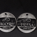 Medaļas gravēšana porcelāna kāzas.