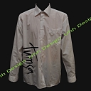 Темная рубашка в клетку.