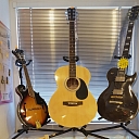 Музыкальные инструменты, гитары, струны, барабаны, барабанные початки, медиаторы, ремни для гитары, синтезаторы, перкуссии, футляры, контроль поворота, штативы, мокрофоны, колонки, гитарные усилители