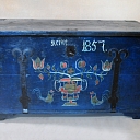 Apgleznota priedes masīvkoka lāde ar metāla apkalumiem. Izgatavota Latvijā - restaurēts