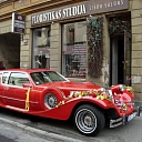 Decorating the wedding car with flowers