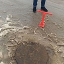 Manhole cover lifting magnet