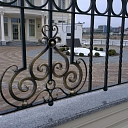Close-up of the gold plating of the wrought fence