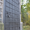 Металлическая дверь с камнями и заклепками для реконструкции водонапорной башни в Вецмилграви( 2-я версия)