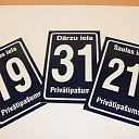 Mājas numuri, ielu nosaukumu plāksnes