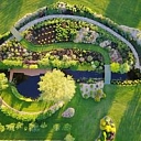 Garden design with roses and landscape elements – Dailas Rozes