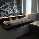 Поверхность ванной комнаты с раковиной из материалов Corian® и Meganite®
