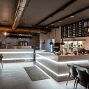 Рабочие столы с подсветкой в пиццерии Ātra pica Kebab из искусственного камня