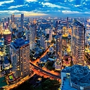 Bangkokas dzīvotspējīgā panorāma ar augstceltnēm un dzīvotspējīgām ielām, kas piedāvā perfektu sajūtu par mūsdienu pilsētas dzīvi un dinamiskiem notikumiem. Pilsēta, kas nekad neguļ!