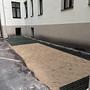 Zemes labiekārtošana pie ēkas pamatiem