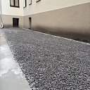 Zemes labiekārtošana pie ēkas pamatiem