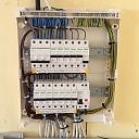 Detalizēts skats uz elektroapgādes sadales paneli