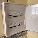 Pabeigta elektroapgādes skapis ar kārtīgiem vadiem