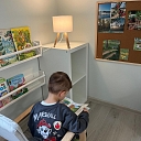 Ребенок читает книгу в читальном зале школы Пепоя