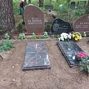 Crossroads, IK - grave curb