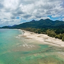 Idilliska un mierīga pludmale ar kristāldzidru ūdeni un brīnišķīgām ainavām – lieliska vieta, lai atpūstos un izbaudītu tropisko paradīzi.