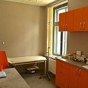 Mūsdienīgs un funkcionāls ārsta kabinets, kas nodrošina komfortablu vidi konsultācijām un izmeklējumiem. Aprīkots ar visu nepieciešamo kvalitatīvai un drošai pacientu aprūpei.