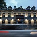 Klīnikas Piramīda ēka vakara stundās – mūsdienīgs un reprezentabls medicīnas centrs, kurā profesionāla aprūpe apvienojas ar patīkamu vidi.