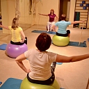 Fizioterapijas grupu nodarbība pieredzējuša speciālista vadībā, kas palīdz uzlabot kustību funkcijas, stāju un vispārējo fizisko labsajūtu.