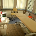 Sterila un ergonomiski aprīkota procedūru telpa, kur tiek nodrošināta profesionāla medicīniskā aprūpe atbilstoši augstākajiem kvalitātes standartiem.