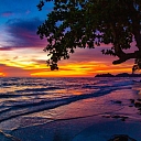 Klong Prao pludmale, kas piedāvā mierīgu atmosfēru, ideāla vieta saules baudīšanai un ūdens sporta aktivitātēm. Šī pludmale ir patvērums tiem, kas meklē mieru.