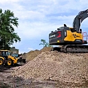 EkoDeal nodrošina būvgružu šķirošanu un pārstrādi, izmantojot jaudīgu tehniku un efektīvus risinājumus.