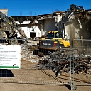 Компания EkoDeal профессионально демонтирует здания, обеспечение безопасного и контролируемого сноса зданий.