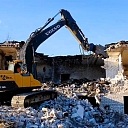 Компания EkoDeal профессионально демонтирует здания, обеспечение безопасного и контролируемого сноса зданий.